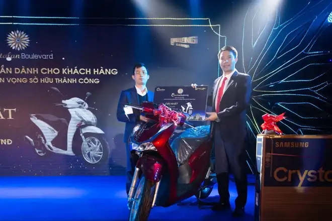 Khách hàng may mắn nhận giải đặc biệt đăng ký thành công nguyện vọng sở hữu 5 căn Shophouse & Biệt thự